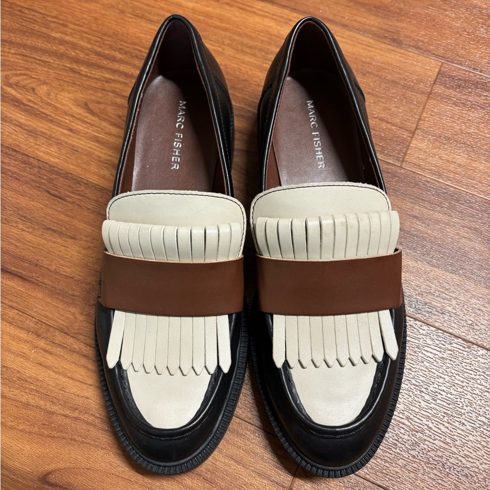 Marc Fisher sz 7.5 Black, Brown, & Cream Calixy Loafer